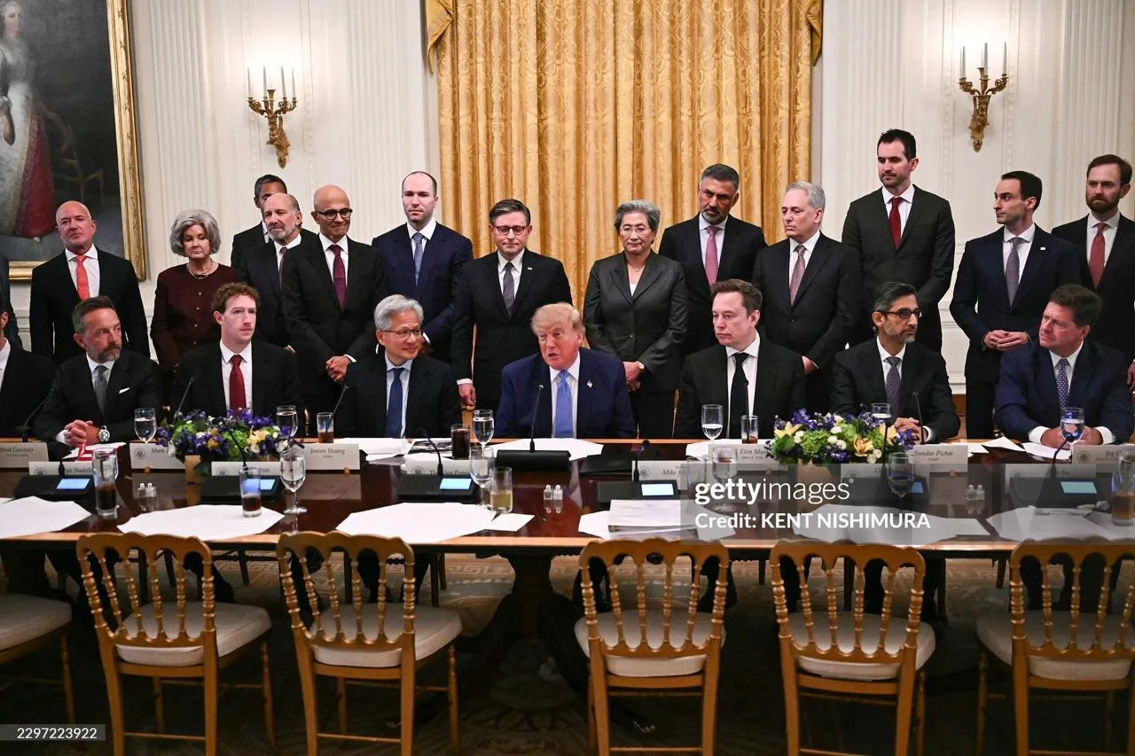 По оценкам аналитиков, на одной фотографии с Дональдом Трампом запечатлены руководители...