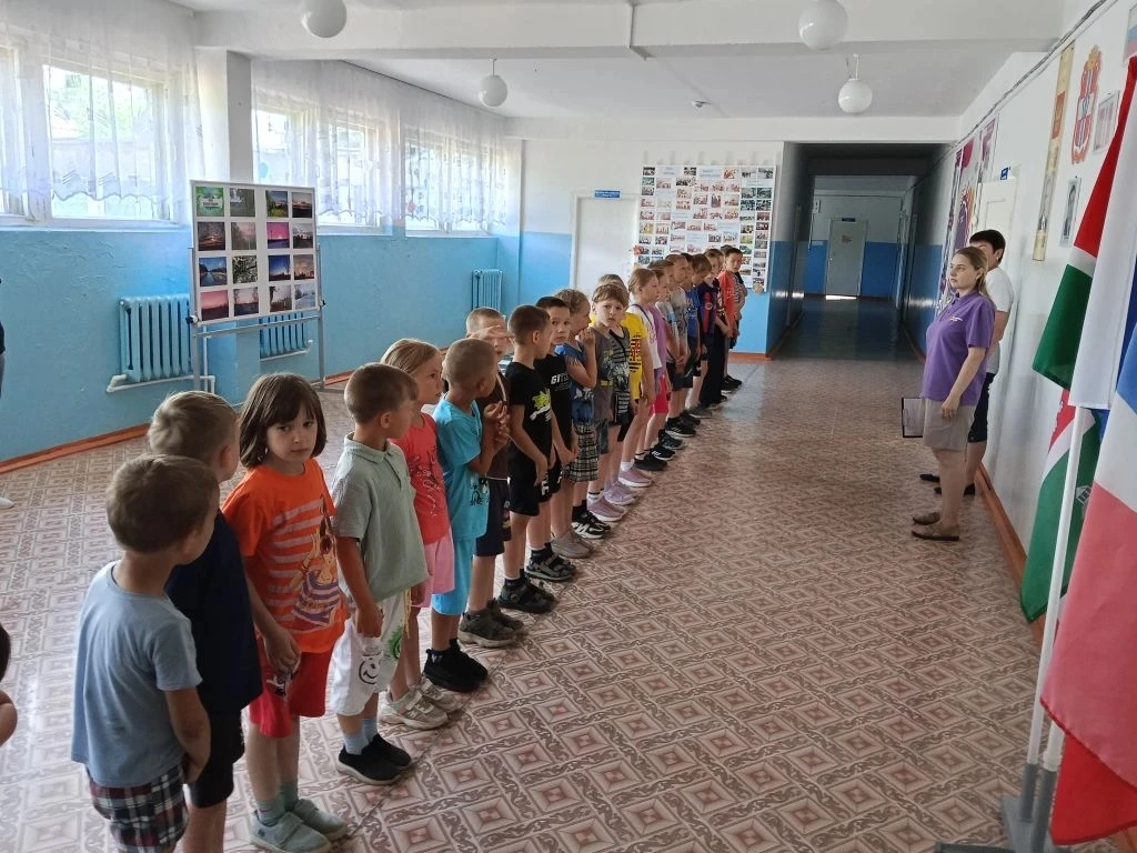 КВЕСТ-ИГРА

11 июня, в преддверии Дня России, который отмечается 12 июня, ребята из пришкольного лаг