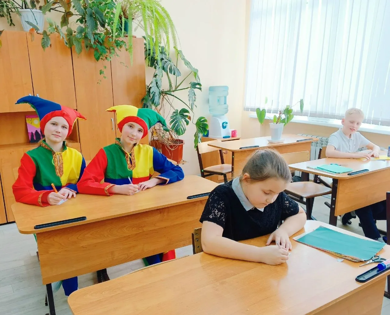 Участники объединения  "Юный библиотекарь" Флерова Кира и Зовутина Валерия ( руководите...