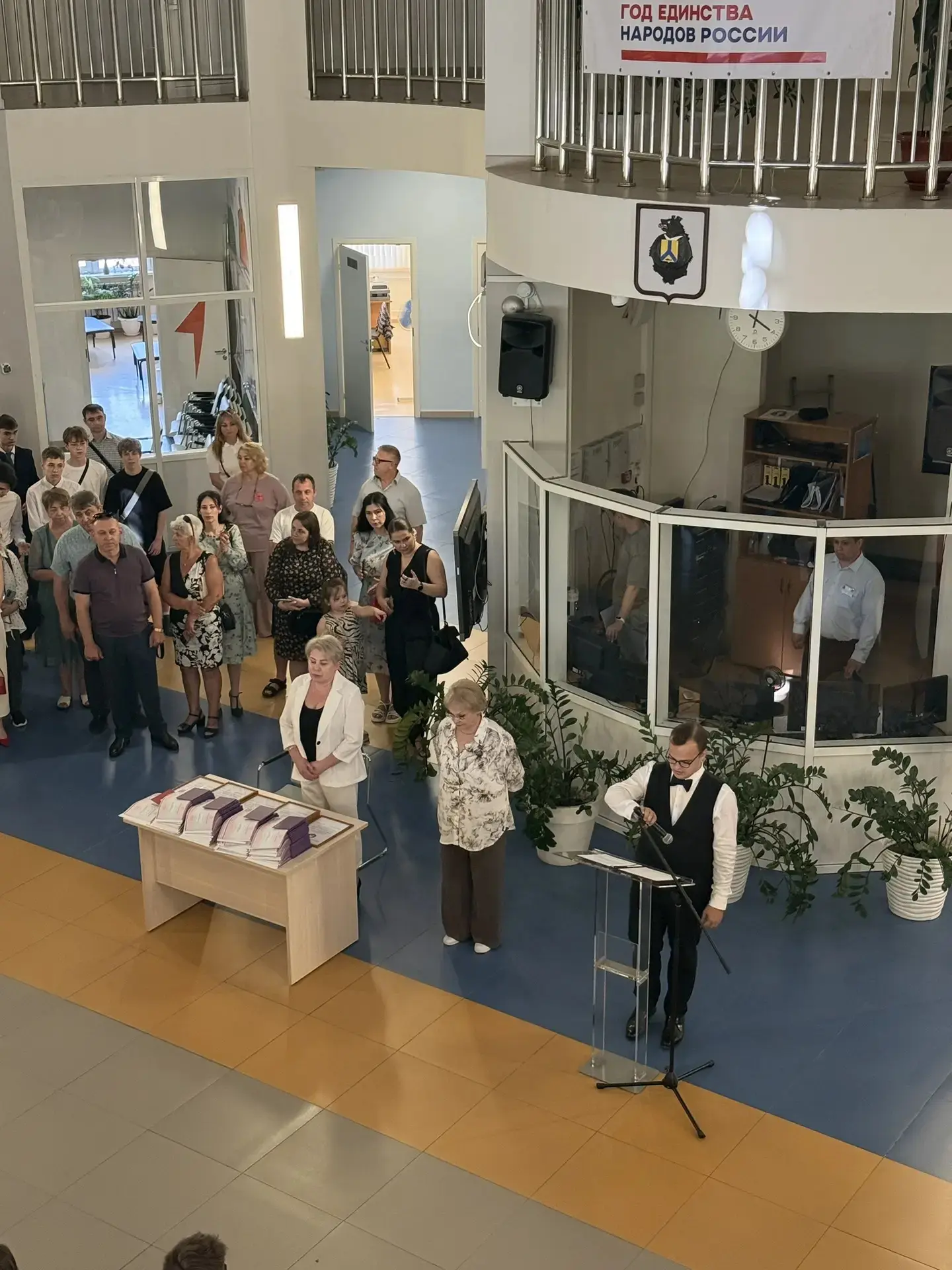 🎓 Аттестаты вручены!
Позади 9 лет, экзамены и волнения. Впереди — новый этап, выбор и большие возмо