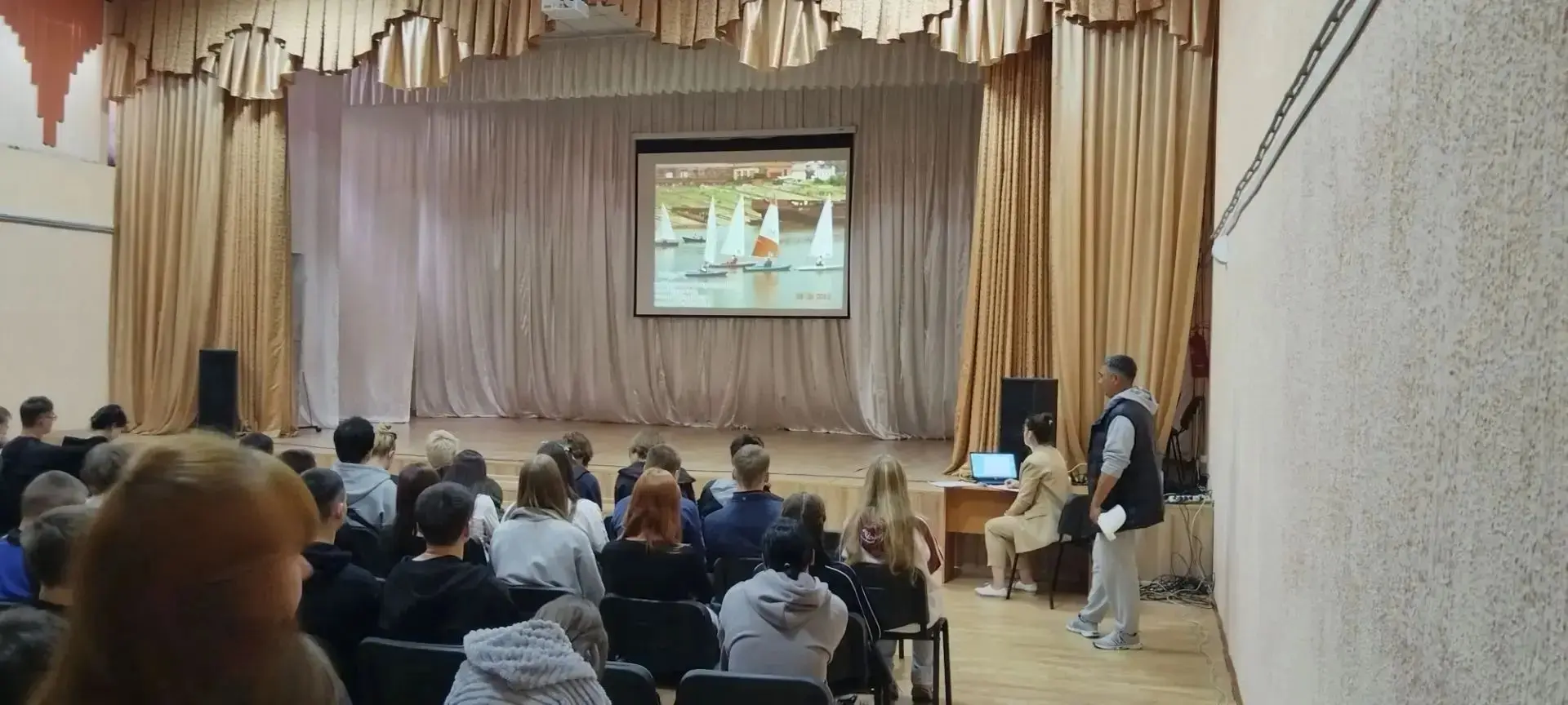 🎉 Первокурсники 2 корпуса выбирают своё направление!
