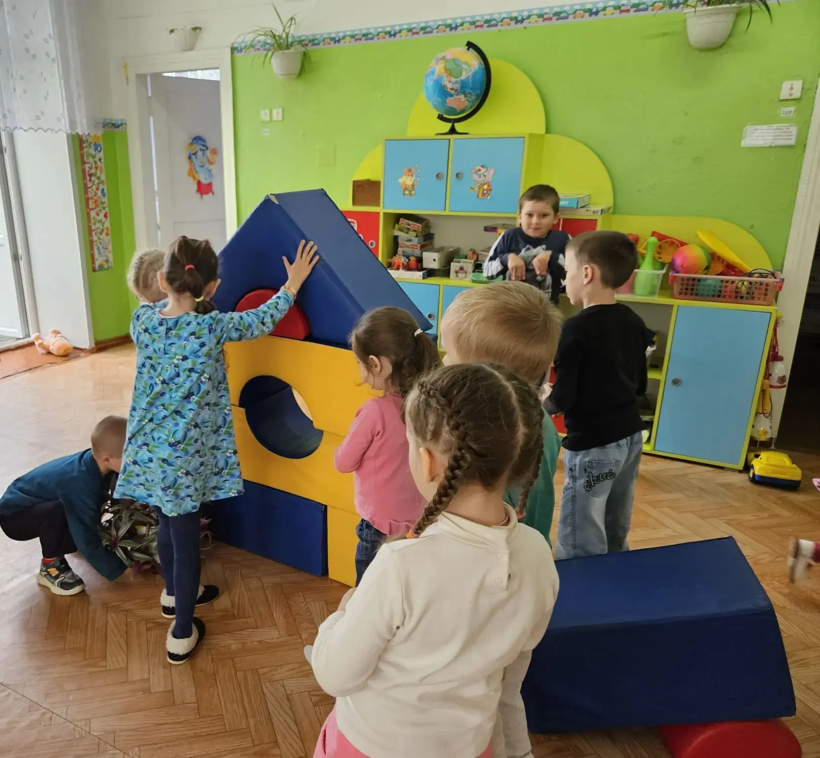 Сегодня дети группы "Ягодки" ( воспитатель  Мохова Е.А.) решили  инсценировать любимую ...