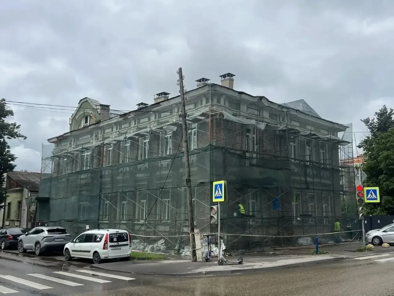 В Туле капитально ремонтируют  фасад исторического здания на Демидовской улице