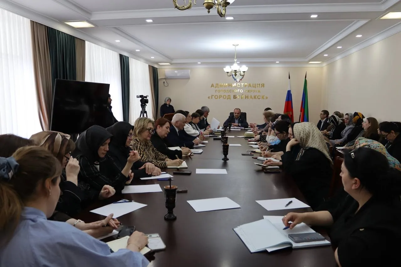 📌 В администрации Буйнакска состоялось рабочее заседание муниципального Совета по обра...