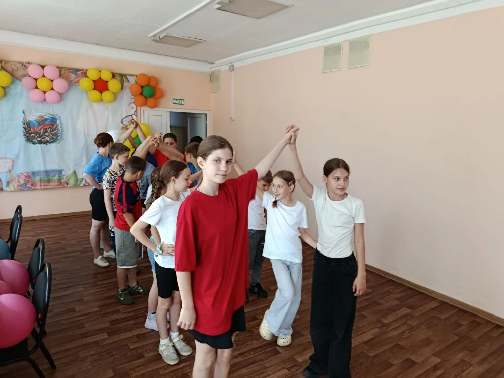 В преддверии праздника Дня России в доме творчества для ребят из пришкольного лагеря «Ч...
