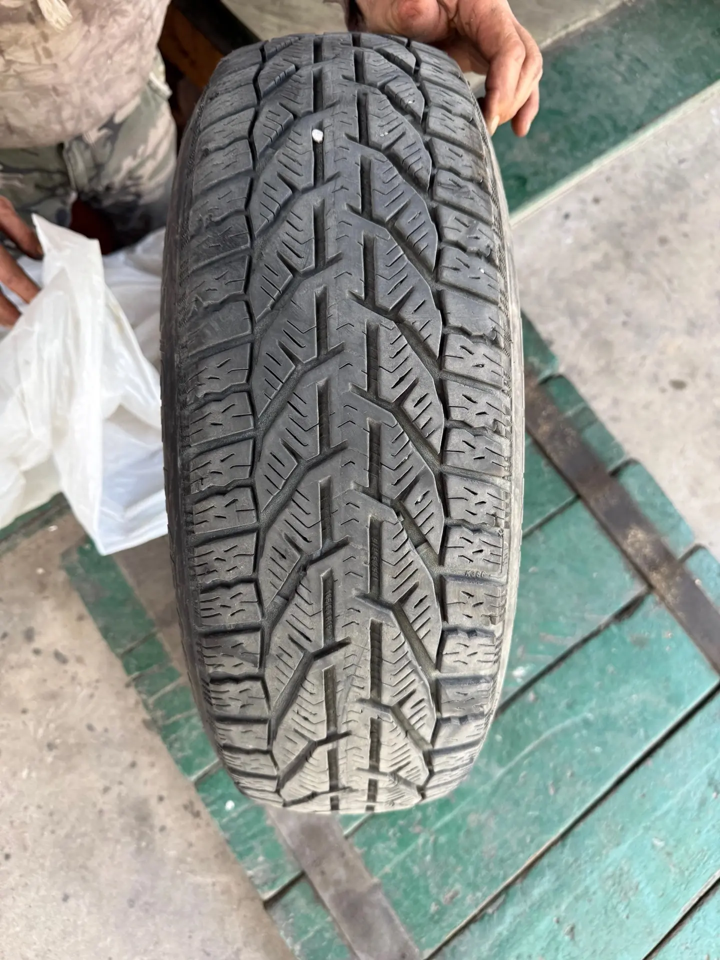 Продам зимнюю резину 185/65 r15 в очень хорошем состоянии !цена 10 000 рублей +79788343...
