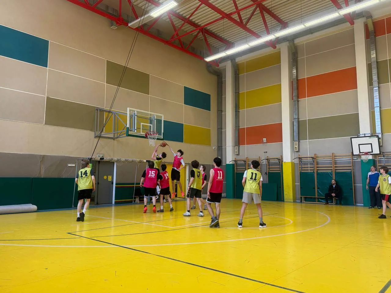 🏀 Вчера в школьном спортзале состоялось торжественное открытие турнира по баскетболу на «Кубок дирек