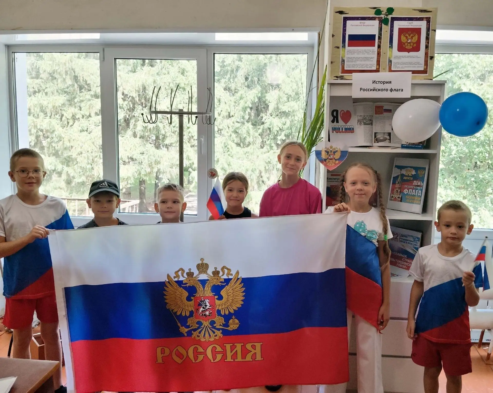 В библиотеке с. Столовое прошёл час истории «История Российского флага». Ребята познако...