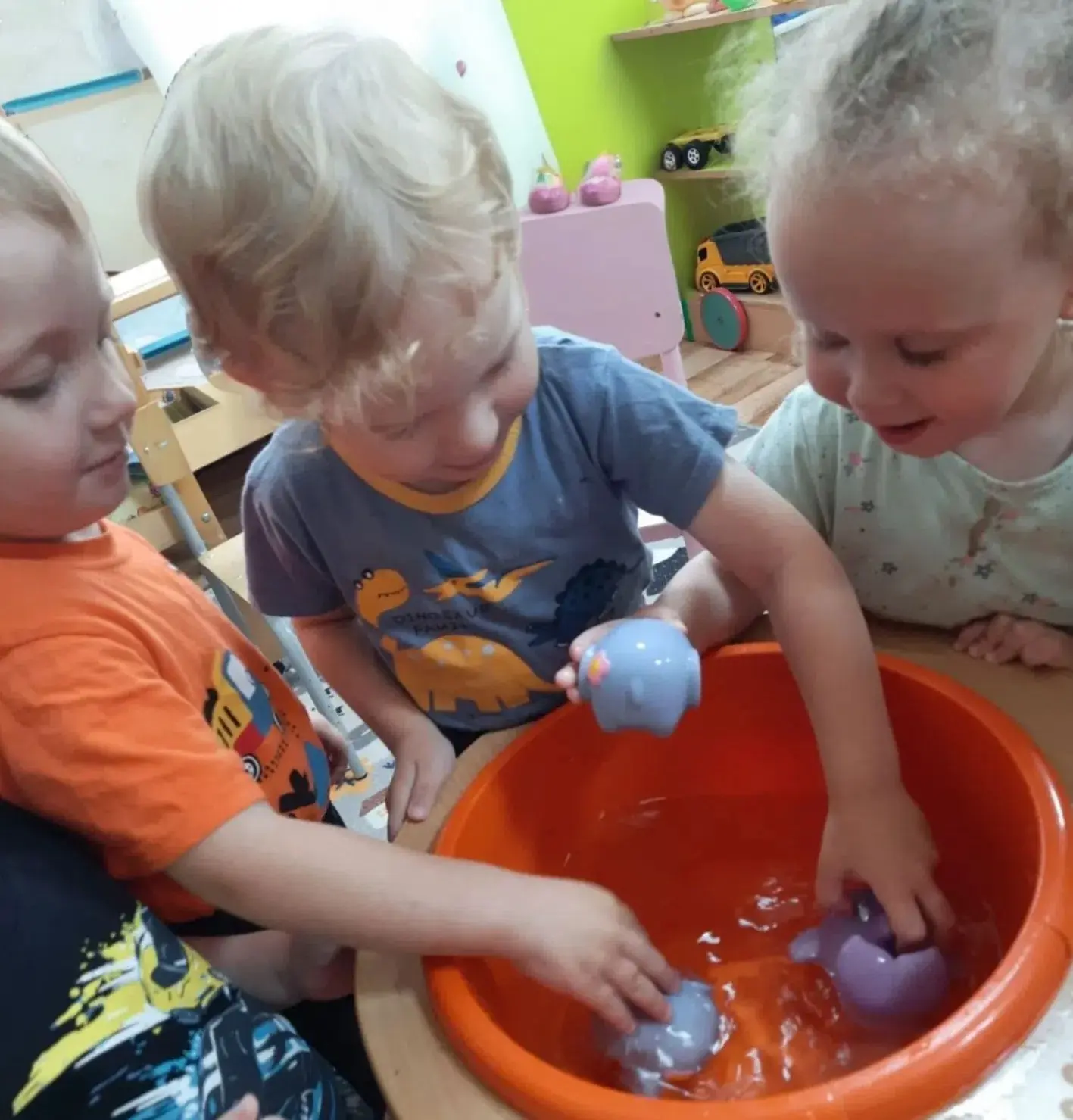 💦В ясельной группе «Гномики» прошел увлекательный день экспериментов, центром которого стала вода. 