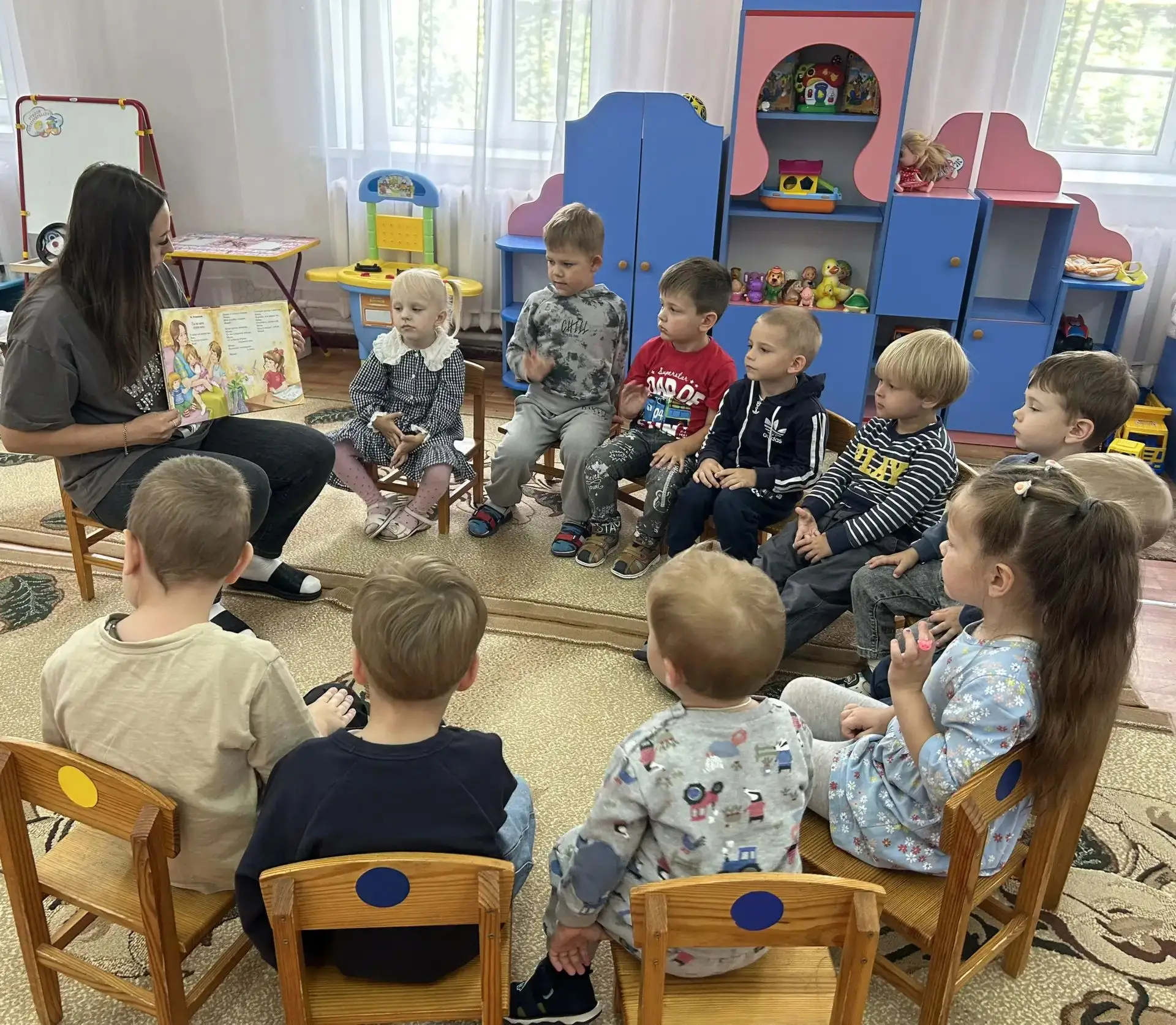 Пока малыши 👶 слушают сказки вслух, старшие ребята 🧒👦 переходят на новый уровень. Они не просто ч