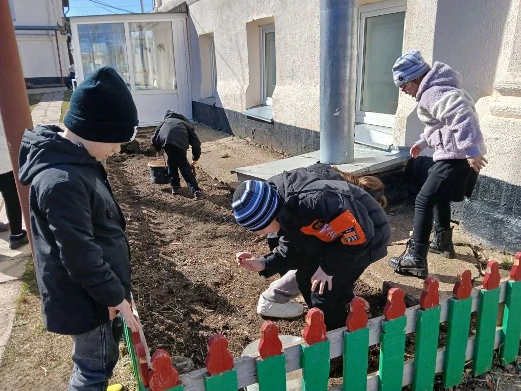 Ученики младших классов тоже активно участвуют в наведении порядка на школьной территории.