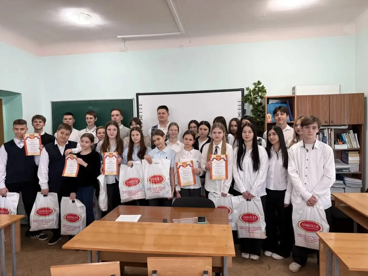 В городе завершился конкурс живых плакатов «Я в рабочие пойду!». Команда обучающихся 6 «Г» МБОУ СОШ 