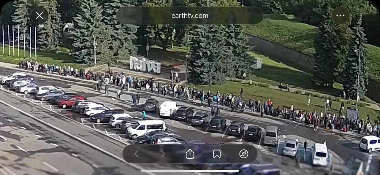 После сокращения времени работы КПП «Нарва-1» на границе с Россией образовались очереди

На эстонско
