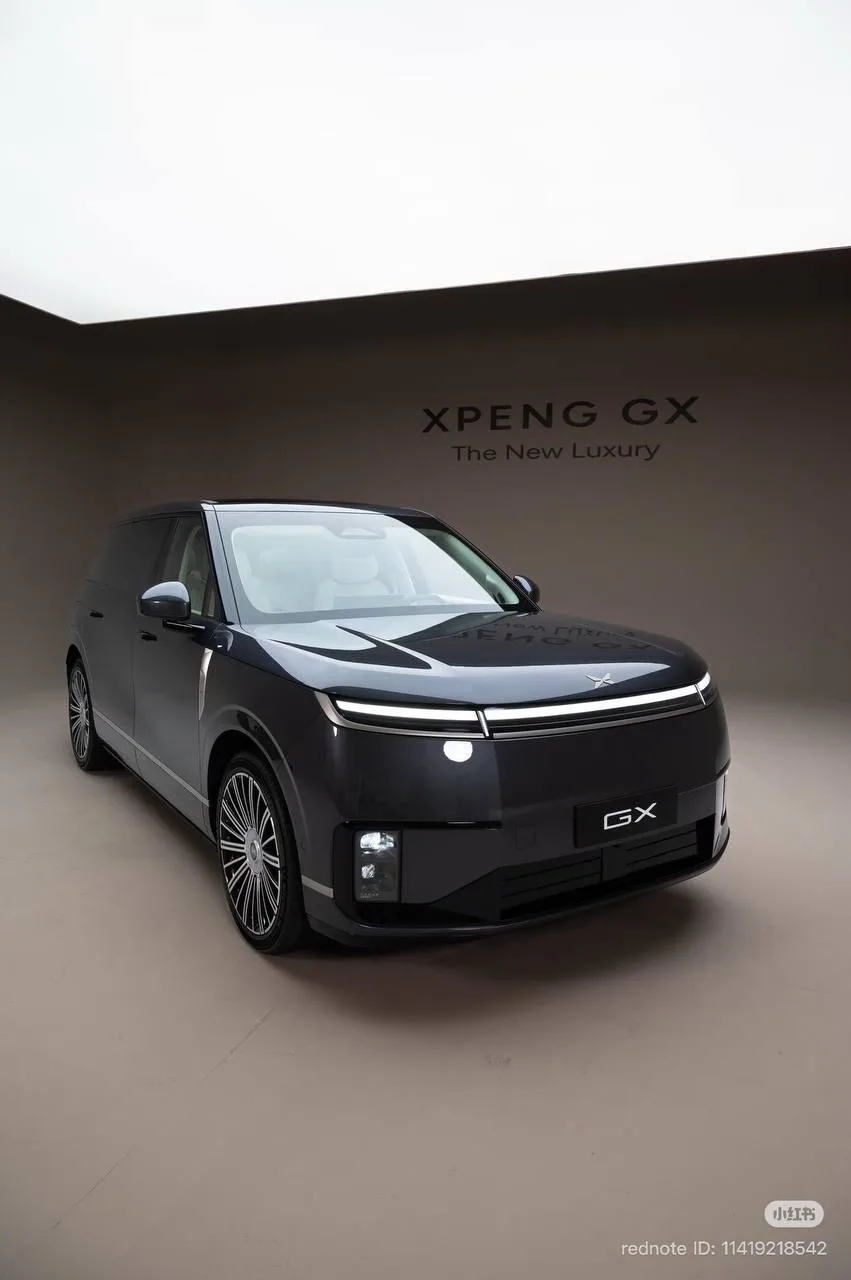 Xpeng начал продавать свой флагман GX за 58 тыс долл (4,3 млн руб). Он шестиместный, комфортный, дли