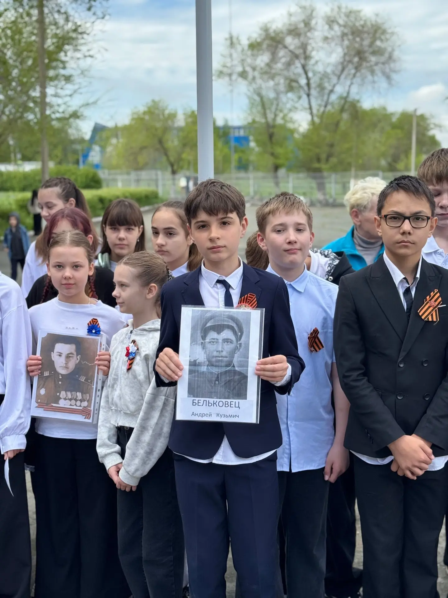 Сегодня, 8 мая, во дворе нашей школы состоялся традиционный митинг, посвящённый великому празднику —