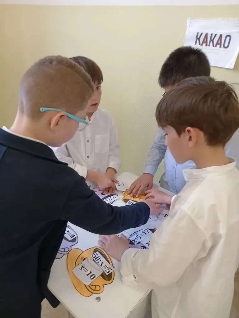 В рамках проведения недели начальной школы в день математики учащиеся  3 «з» класса во время перемен
