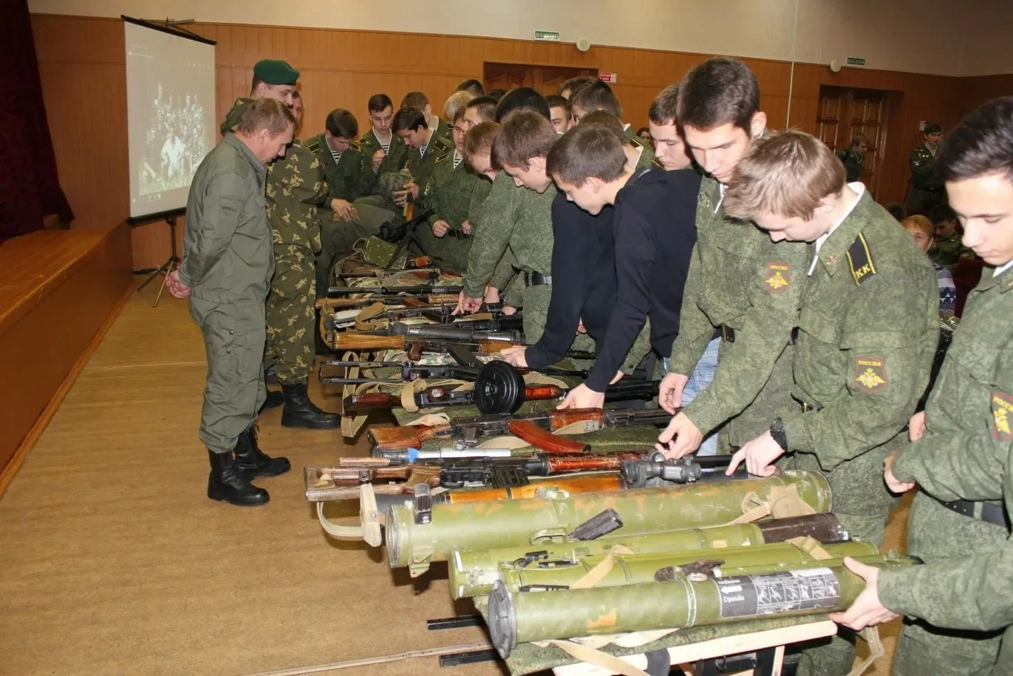 Детей в России надо готовить к войне с НАТО и ЕС сразу после начальной школы, заявили в...
