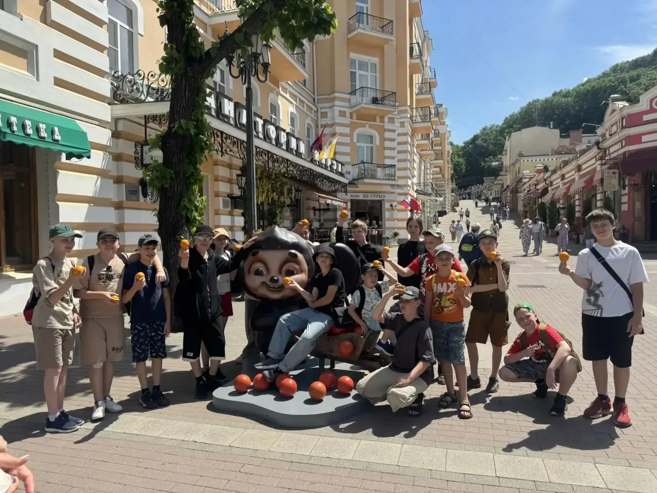 В гостях у природы и истории: воспитанники лагеря «Авангард» покорили вершины Кисловодского парка

А