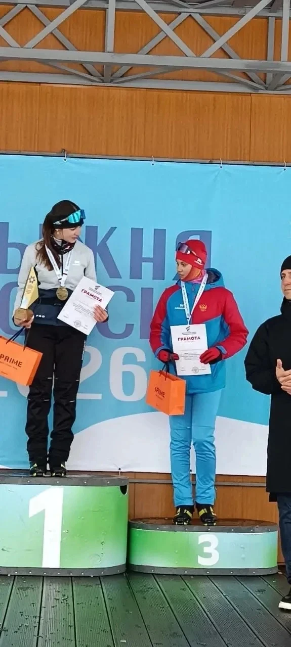 ⛷️ "Лыжня России - 2026"  Поздравляем ученицу 10а класса 21 лицея - Елизавету С., занявшую🥇место сре