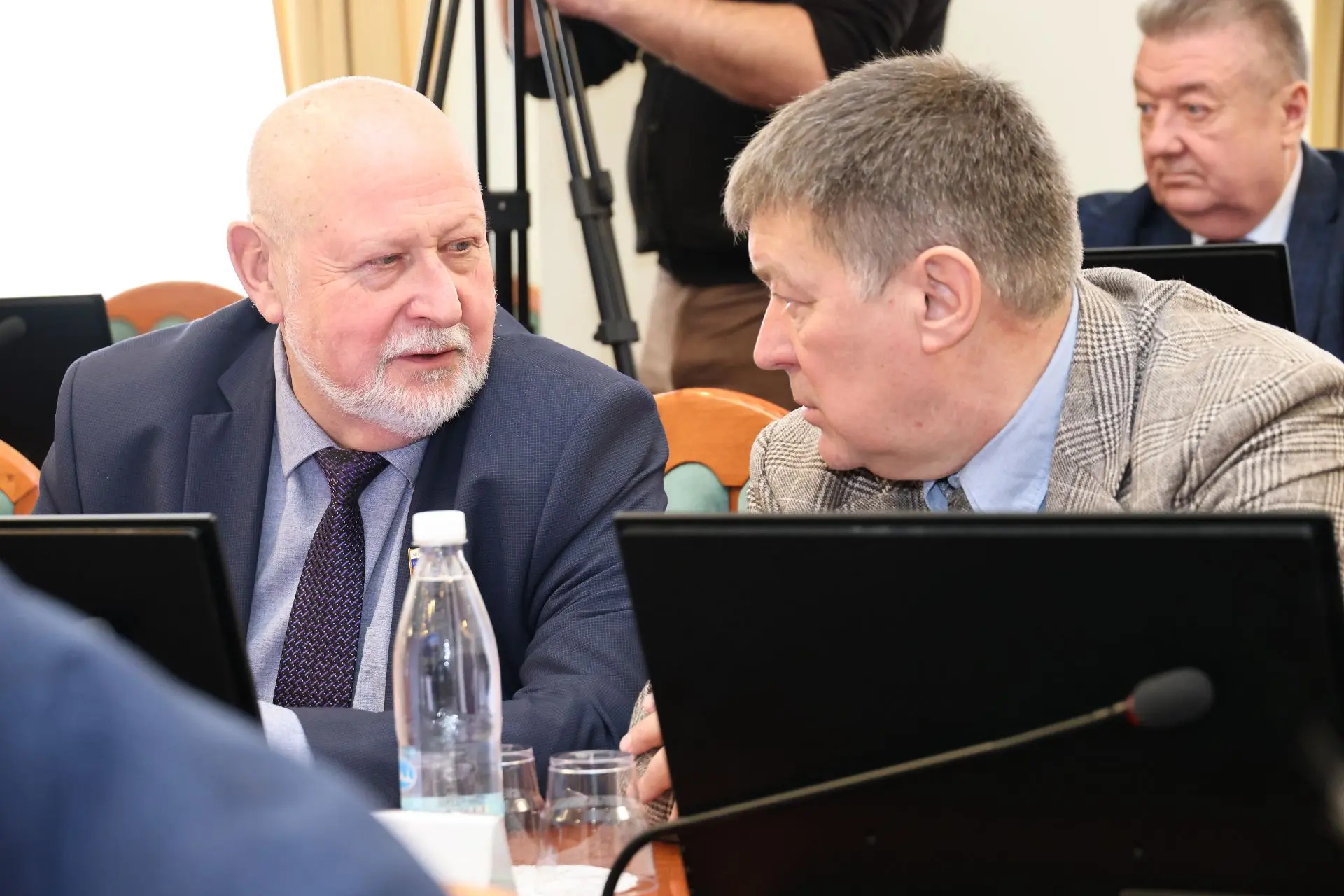 Только представьте: из 12 минут приема врача по ОМС доктор общается «глаза в глаза» с пациентом чуть