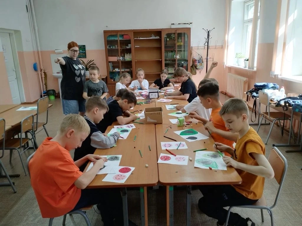 На смене ребята посещают творческую мастерскую « Юный художник» 
Это не просто место для рисования, 