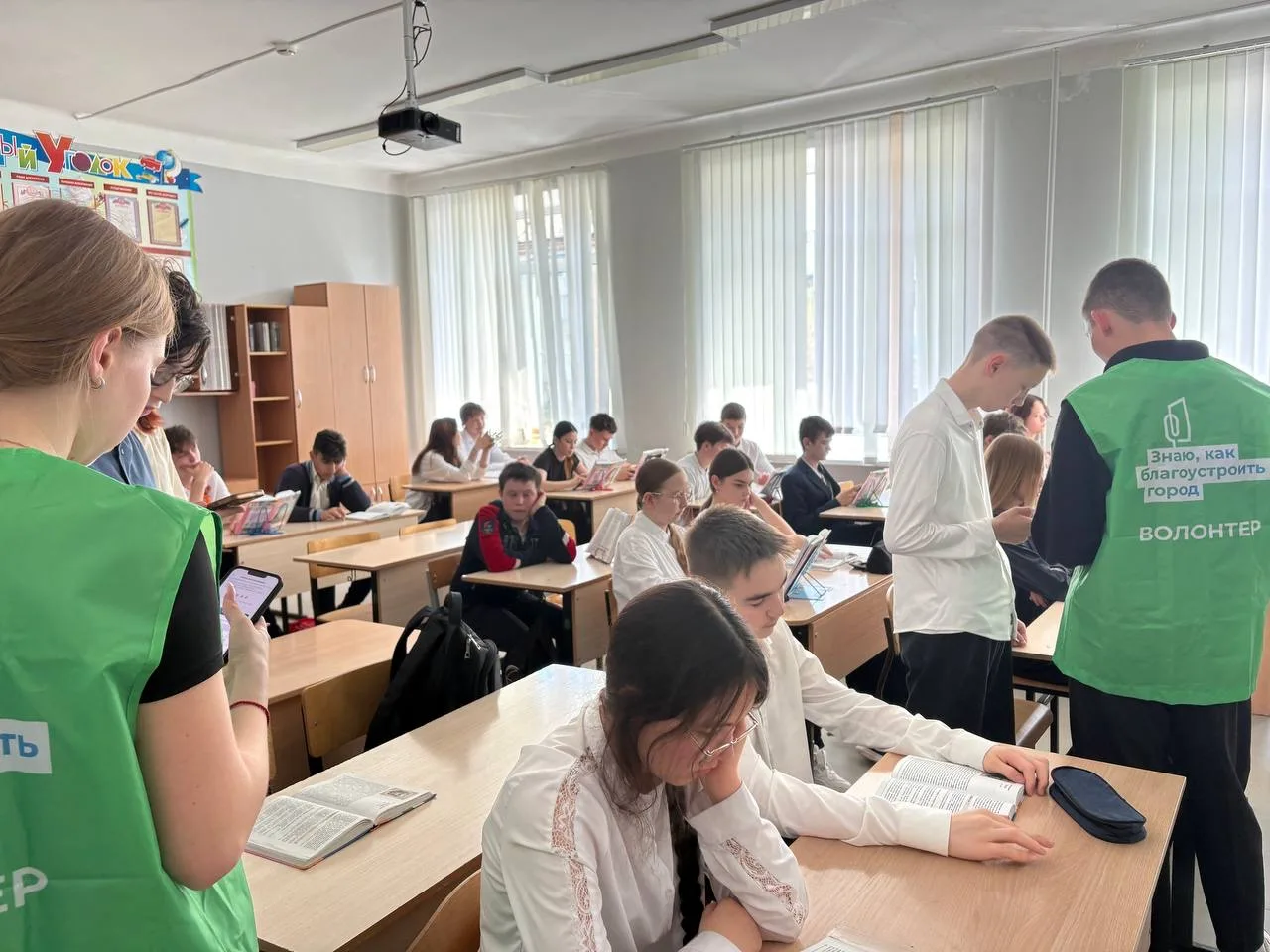 Учащиеся столичной школы №6 присоединились к масштабному проекту по благоустройству территории.  В к