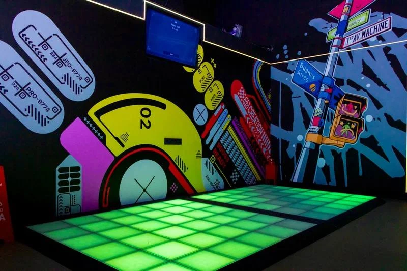 🕹  Арена с пиксельным полом как отдельный аттракцион

После предыдущего поста про лазеры, который с