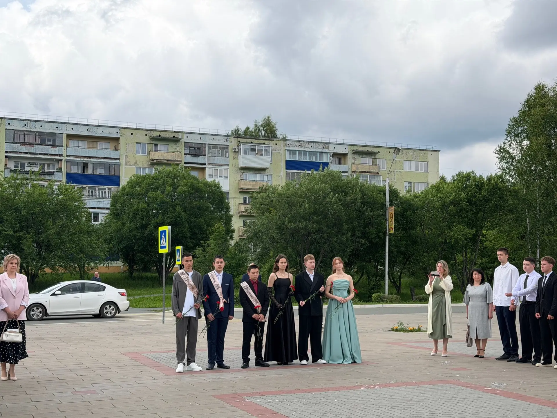 ВОЗЛОЖЕНИЕ ЦВЕТОВ 🎖️

Сегодня, 27 июня, выпускники МАОУ СОШ №3 почтили память тех юных ребят, кто н