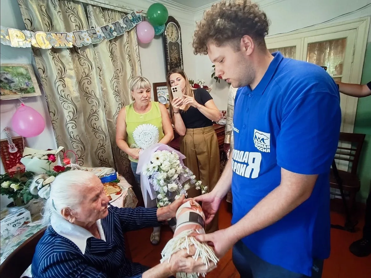 🩵Молодогвардейцы Волгограда поздравили ветерана Великой Отечественной войны Любовь Ива...