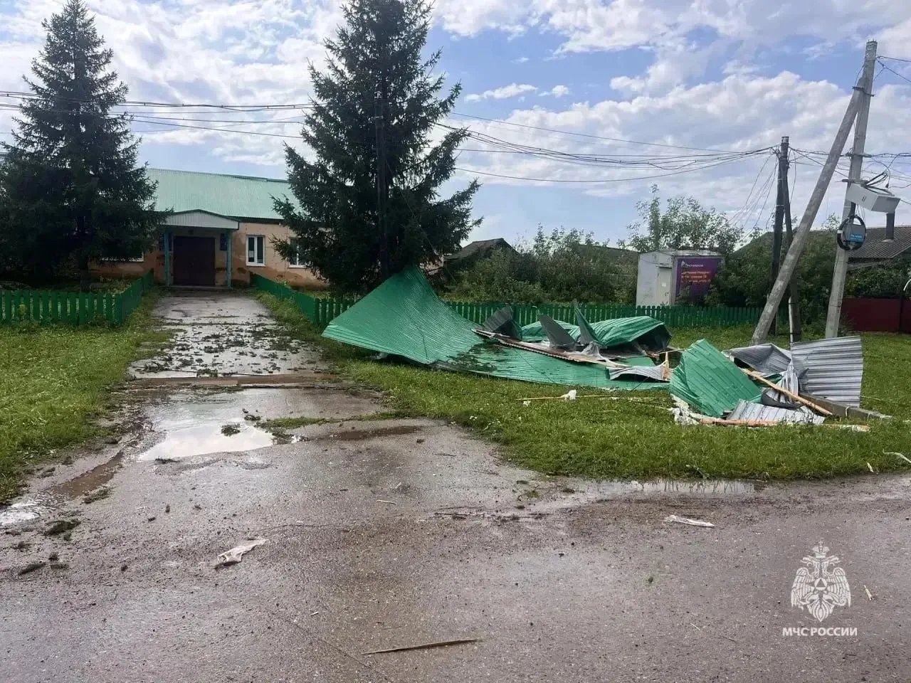 🌪️ В трех районах Башкирии ветер повредил кровли домов и школ

⚡️Вчера в Башкирии прошли сильные ли