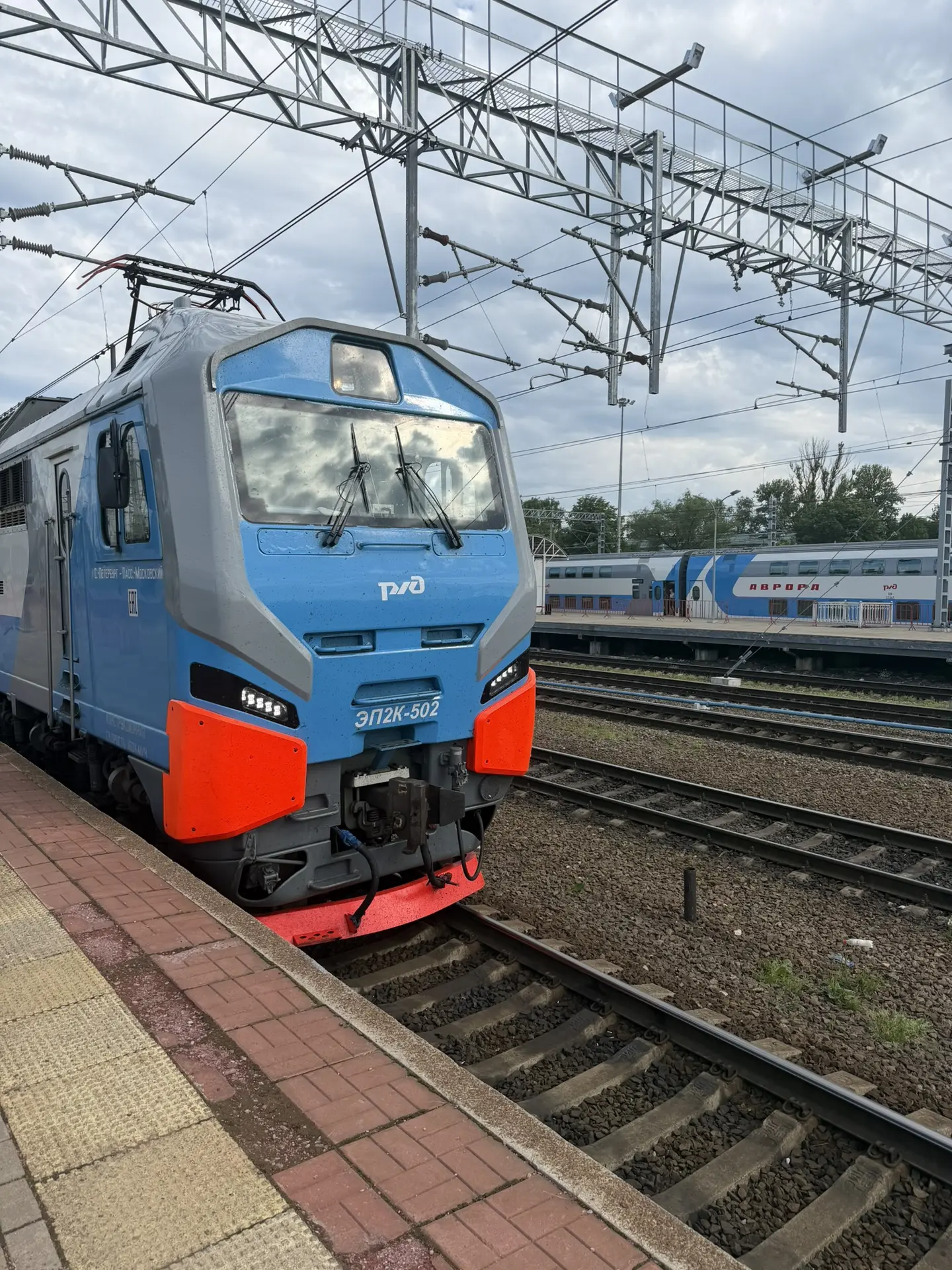 Две Авроры стоят по станции 🚉 

Но это не просто фото.

Дело в том, что когда мы ехали, нас вызвал 