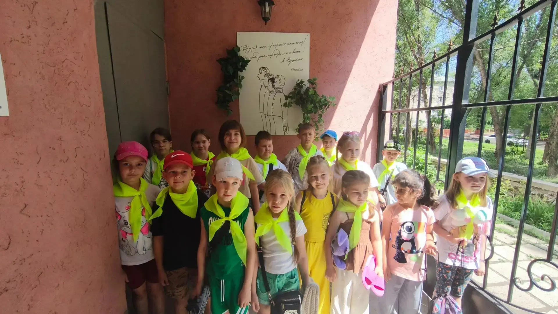 🔟 день в ЛДП «Дружба» 🌈☀️
🏠Сегодня наши воспитанники побывали в Музее А.С. Пушкина — и это был на