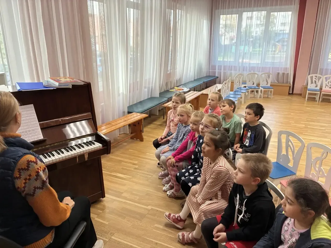 На музыкальных занятиях продолжается активная подготовка к празднику осени. Ребята из п...