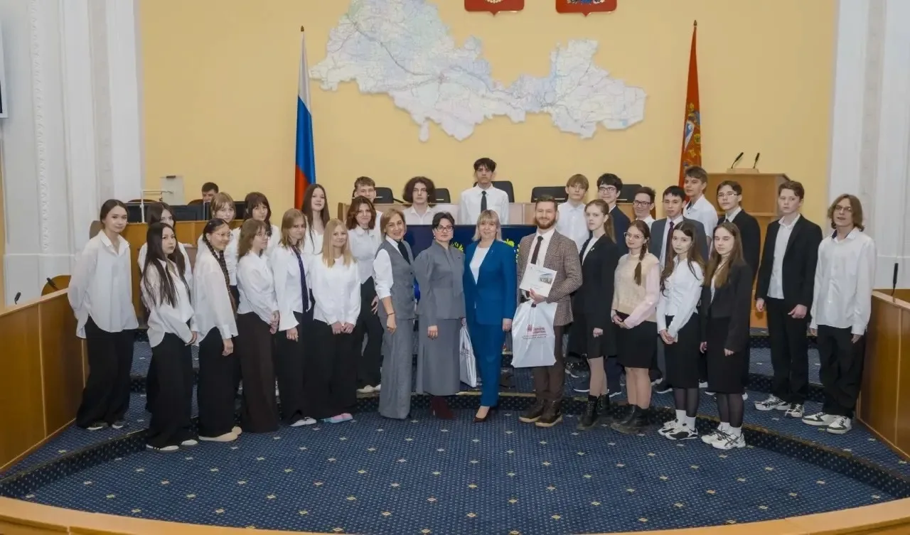 Школьники Павловского лицея побывали на экскурсии в парламенте и на время почувствовали себя настоящ