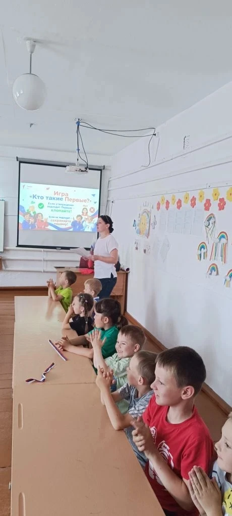 В честь преддверия праздника России, к ребятам в гости пришли старшеклассники - команда  "Движение п