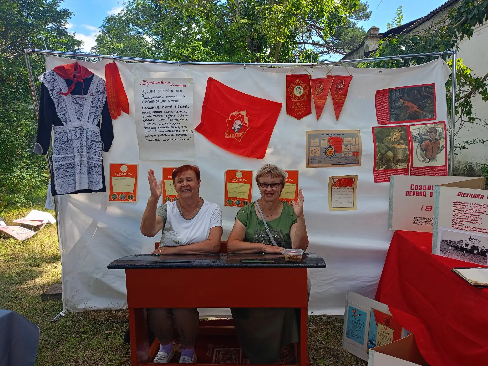 Популярностью у посетителей площадки пользовался интерактив " Фото на память". Взрослые...