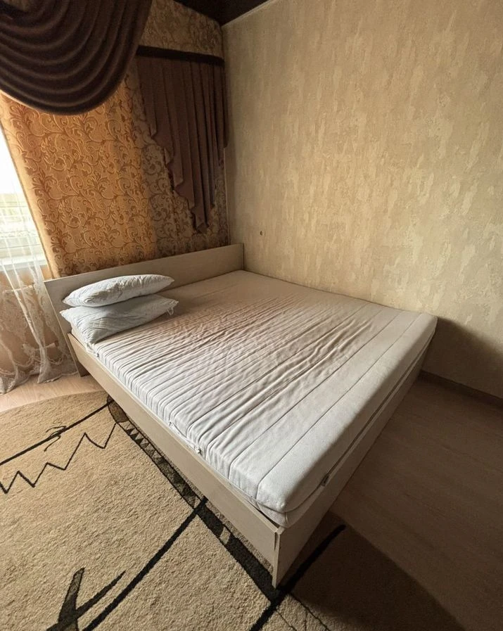 Кровать с матрасом б/у, состояние среднее.