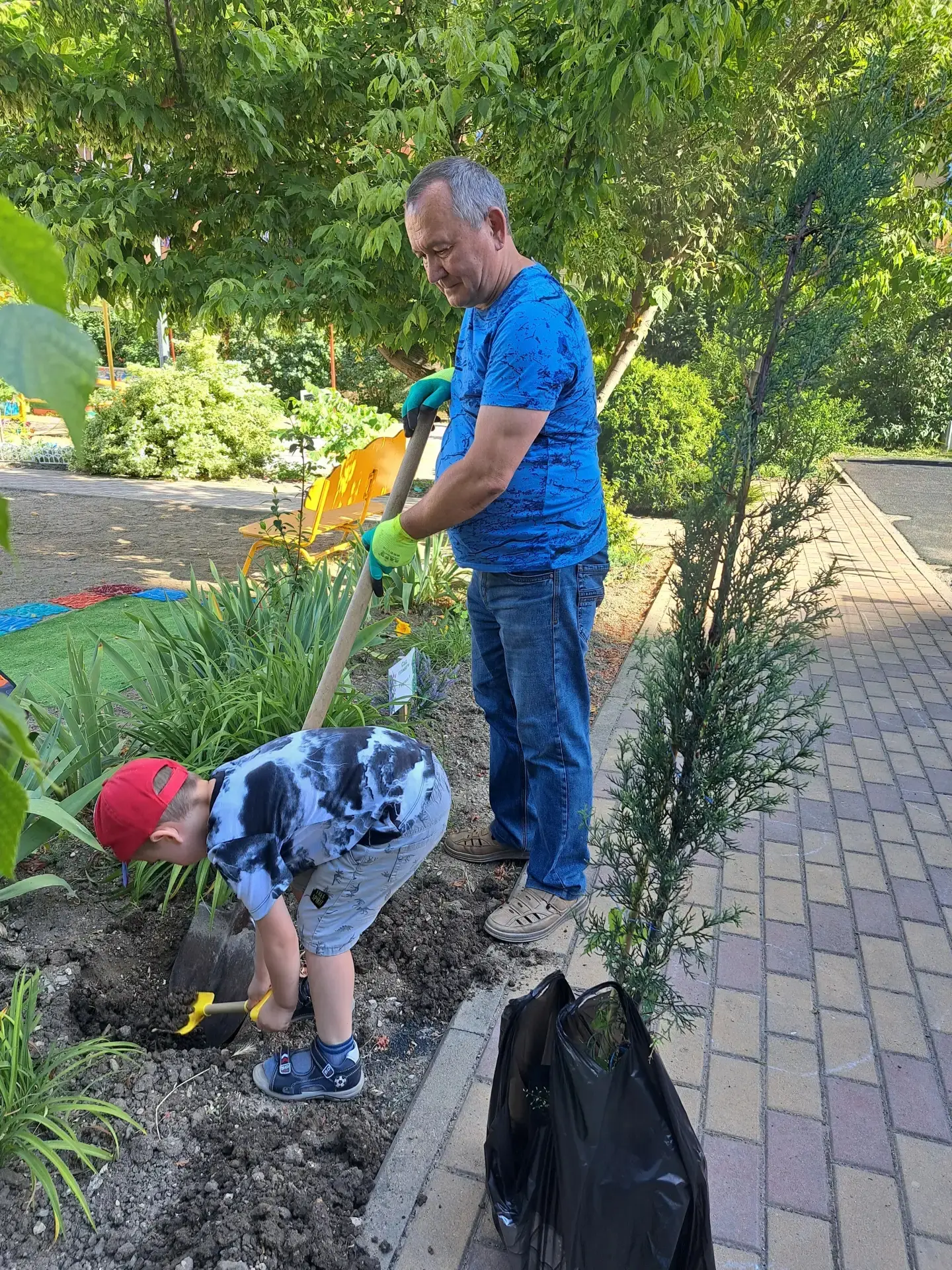 🌿 Доброе дело — прямо у порога детского сада! 🌿

Семья Руслана Байбулатова внесла свой вклад в озе