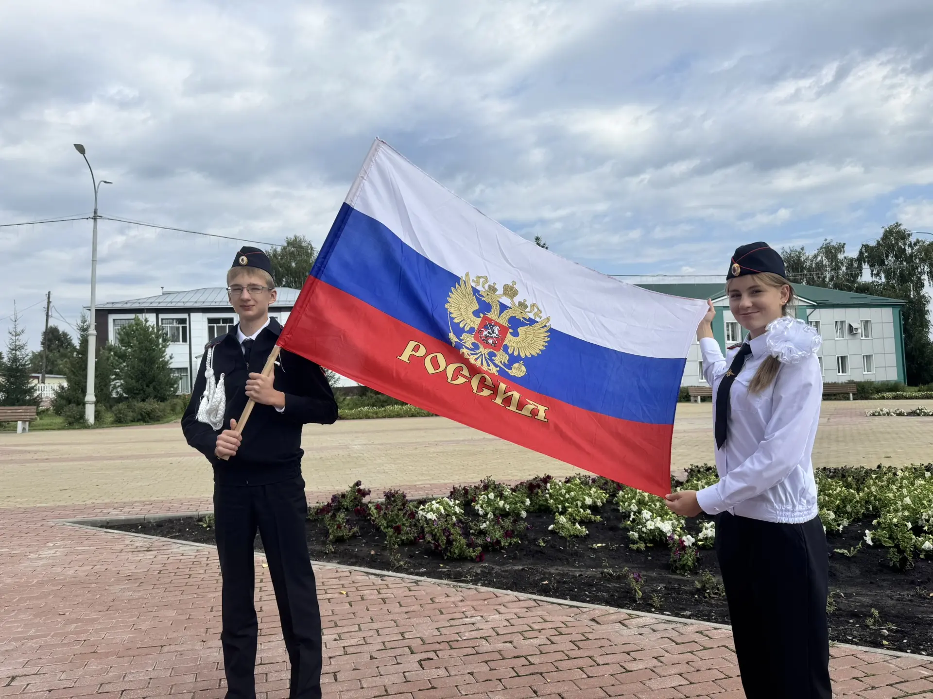 🇷🇺 Триколор, объединивший сердца: Дубёнки отметили День Государственного флага