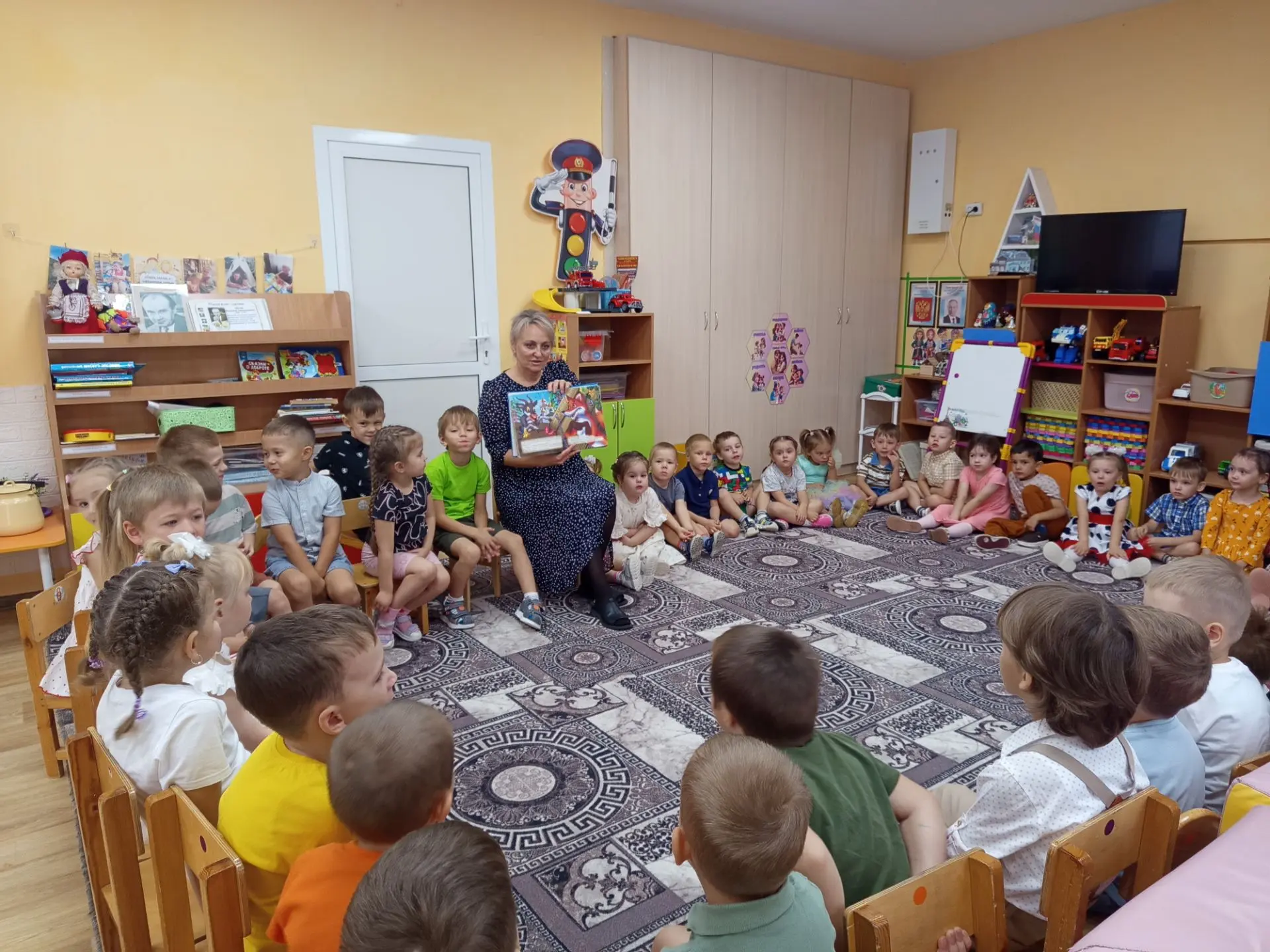 Сегодня, в пасмурный осенний день старшая группа "Солнышко" принимает гостей- малышей �...