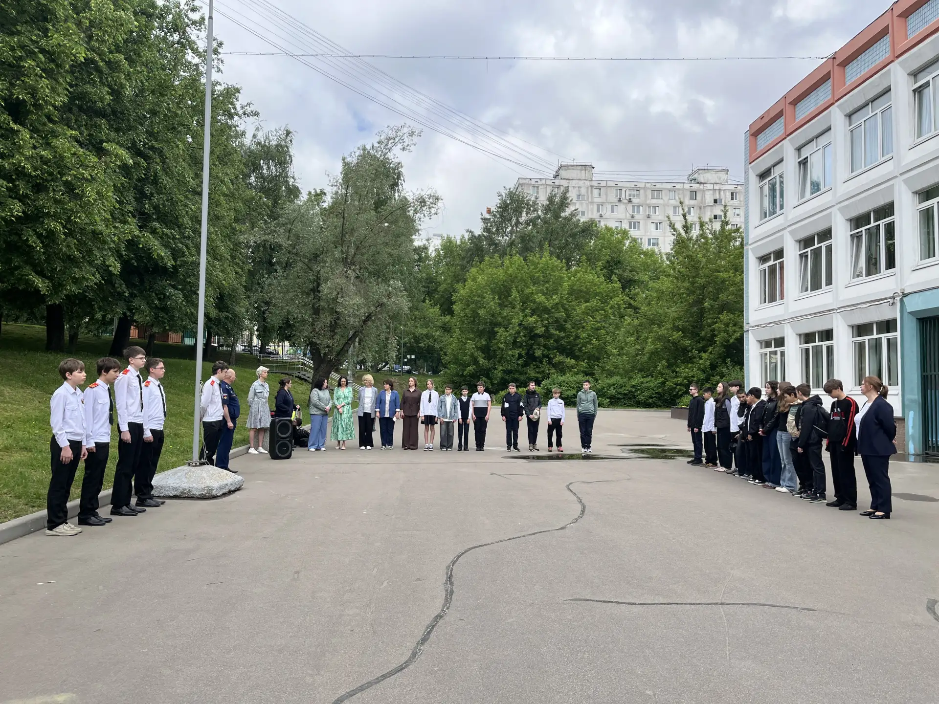 ЦЕРЕМОНИЯ ПОДНЯТИЯ ФЛАГА  🇷🇺 Новая учебная неделя по традиции началась с торжественной церемонии под