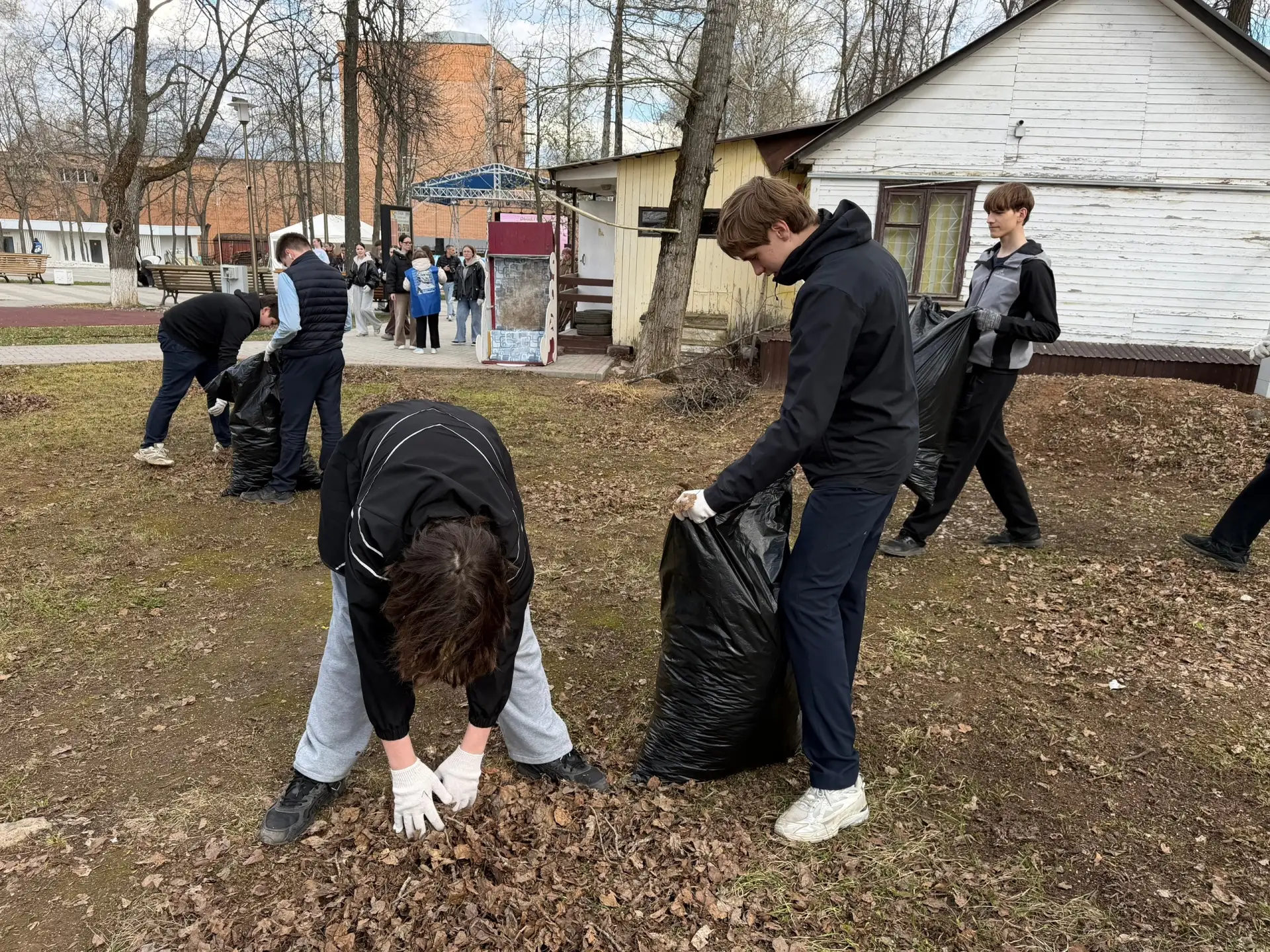 🌸 Весна идет! Весне дорогу!  Жители Сарапула вновь вышли на весенние субботники, а вместе с ними - и