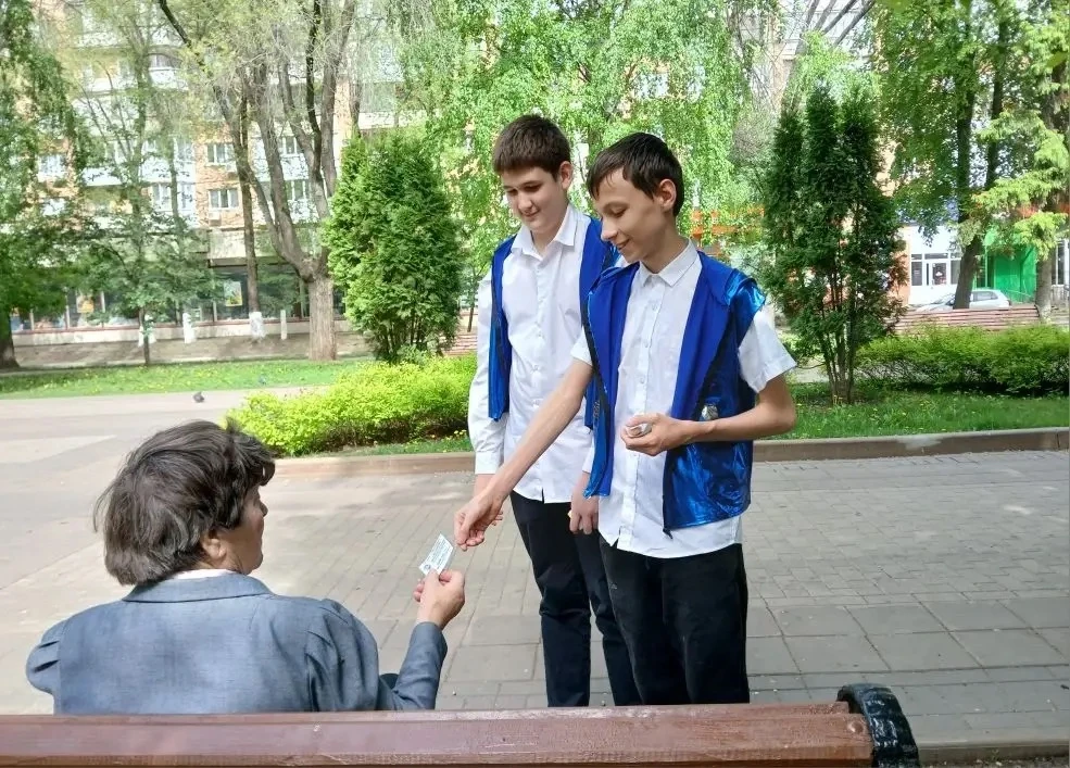 📢 На улицах Кировского района прошла добрая акция «Скажи Детскому телефону доверия — ДА!»  15 мая ак