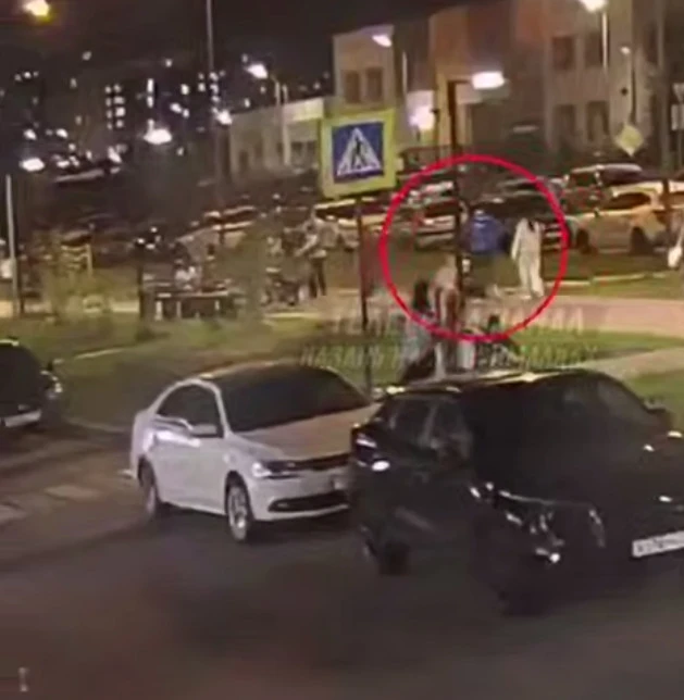 ❗️В ЖК «Светлая долина» питбайкер наехал на мужчину с 3-месячным малышом в коляске