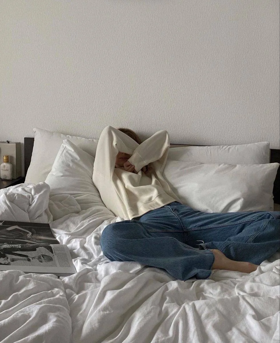 После школы или работы многие ложатся на кровать в одежде 🛌