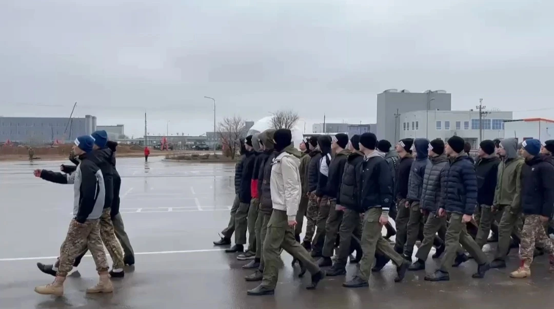 Ученики нашей школы приняли участие в специальной профильной смене «Равнение на Победу»...