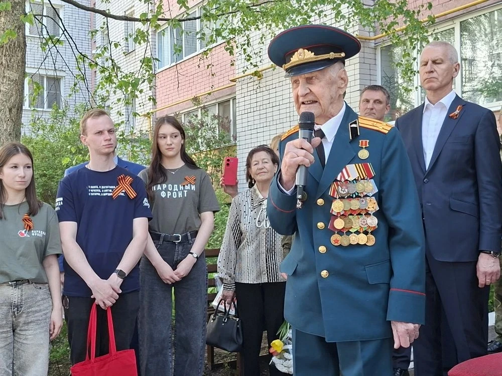 🎖️ Наши гимназисты поздравили Бориса Васильевича Шапошникова — ветерана ВОВ, чьё имя мы носим с горд