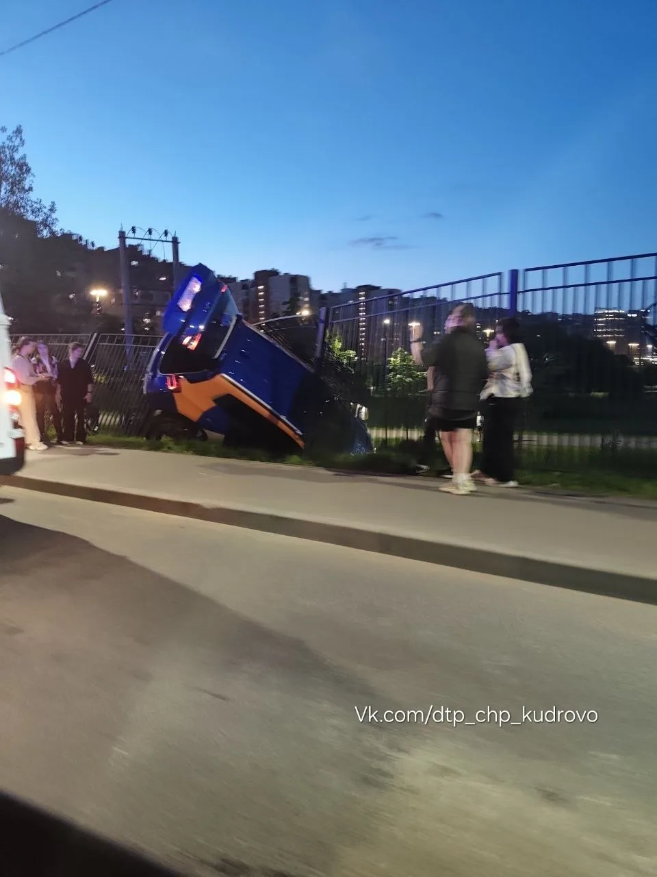 Между Пражской и Ленинградской жёсткая авария... Наверное хотел заехать в парк)))

ДТП и ЧП Кудрово