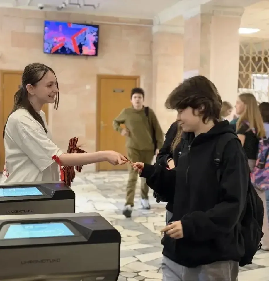 ПАМЯТЬ В СЕРДЦЕ КАЖДОГО!  🏫Наша школа завершила предпраздничный день акцией «ГЕОРГИЕВСКАЯ ЛЕНТОЧКА»,