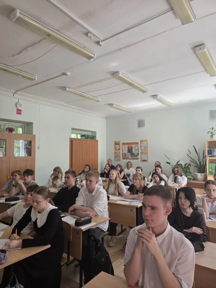 Спасибо всем, кто пришёл с нами на Сенатскую площадь! 📜 или в гимназии продолжается Фестиваль открыт